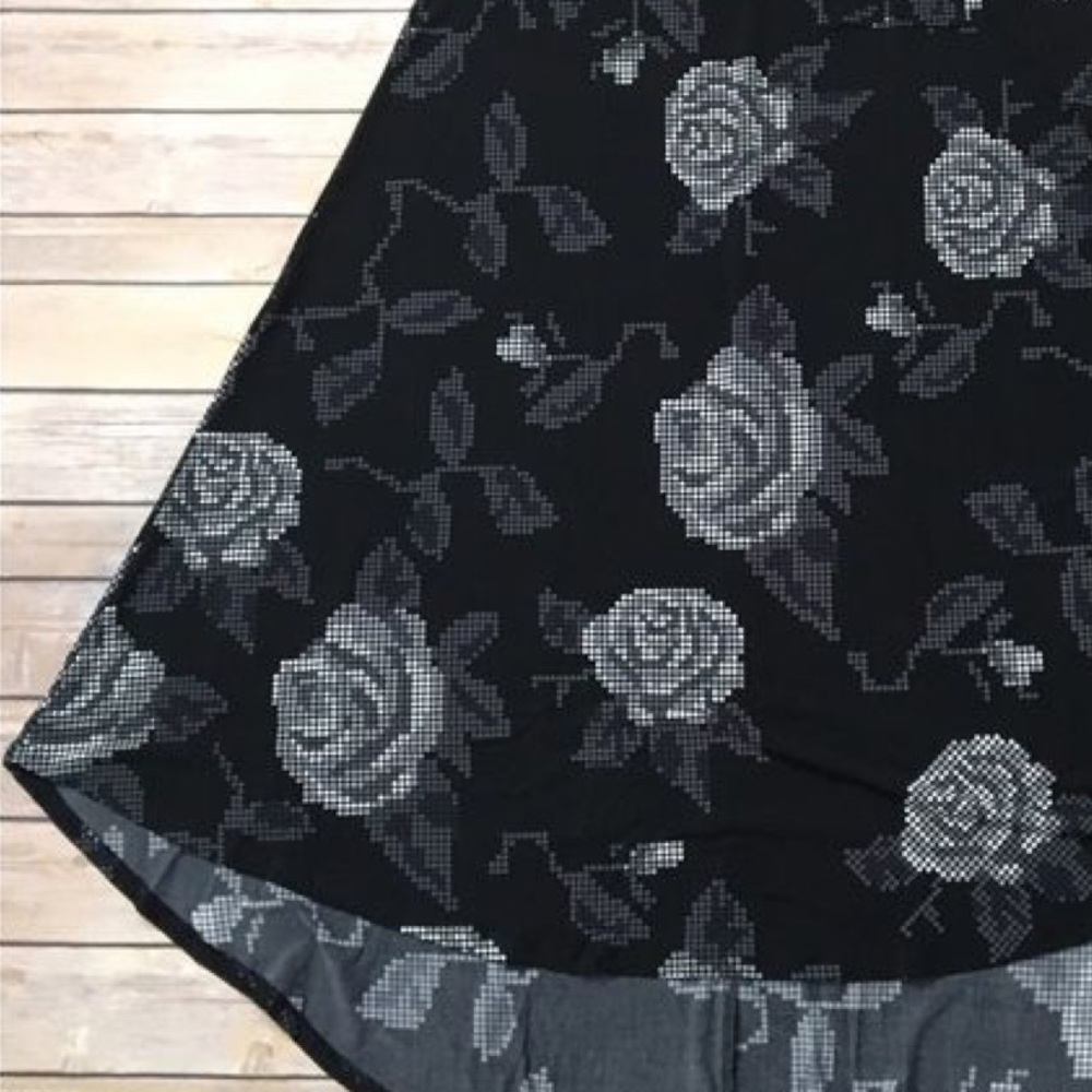 NEW• Unique Digitized Roses Carly Swing Dress• M - Picture 3 of 17